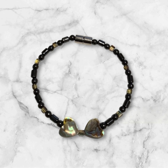 💟💎Vintage Black Beaded Bracelet with Shell Heart Accents - Picture 4 of 11